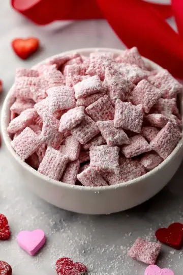 Strawberry Muddy Buddies (Puppy Chow)